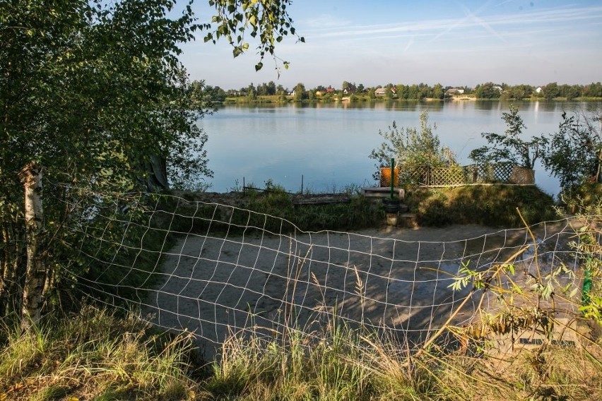 Plaża nudystów nad zalewem leżącego na styku Kryspinowa,...