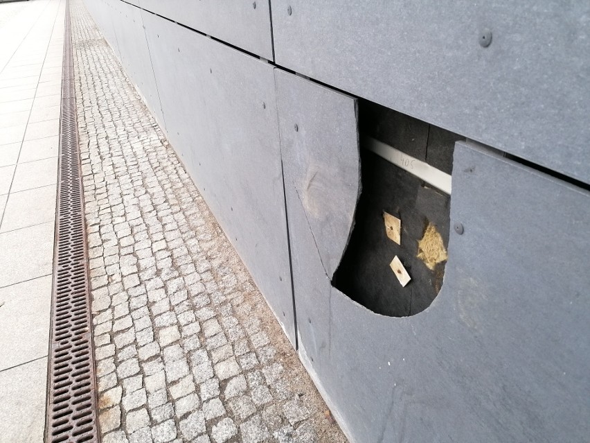 Dziury w ścianach dworca Łódź Fabryczna od ponad roku nie zostały zlikwidowane ZDJĘCIA