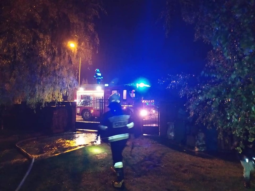 Strażacy ochotnicy z OSP w Małkowicach podczas interwencji...
