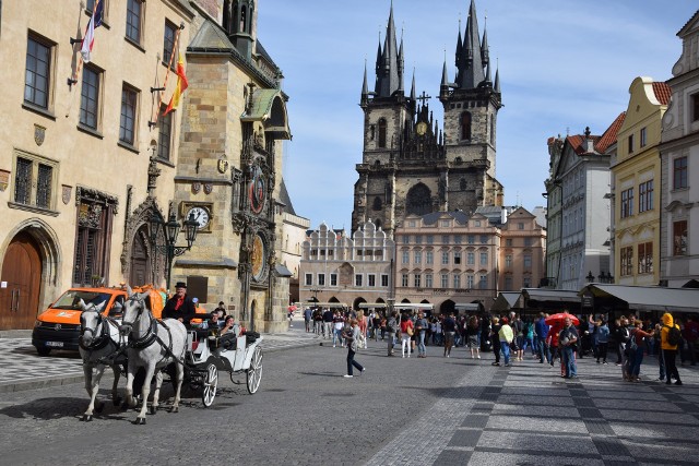 Indywidualny mistrz świata Bartosz Zmarzlik zwyciężył w piątkowych i sobotnich zawodach o żużlową Grand Prix Czech. Z tego powodu okrzyknięty został „królem Pragi”. „Gazeta Lubuska” śledziła oba turnieje. Przy okazji postanowiliśmy więc zobaczyć, jak wygląda dwór „króla Bartosza”. Zapraszamy więc Was na spacer po najbardziej rozpoznawalnych miejscach stolicy Czech. Przechadzkę rozpoczynamy od Tańczącego Domu, później wzdłuż Wełtawy dochodzimy do Starego Miasta, z którego przez most Karola zachodzimy na Hradczany z gotycką katedrą św. Wita. Stolica Czech w linii prostej znajduje się ledwie 200-300 km w linii prostej od poszczególnych rejonów Lubuskiego. Śmiało można wybrać się tu choćby na jeden dzień. Podróż samochodem trwa zaledwie 3-4 godziny.