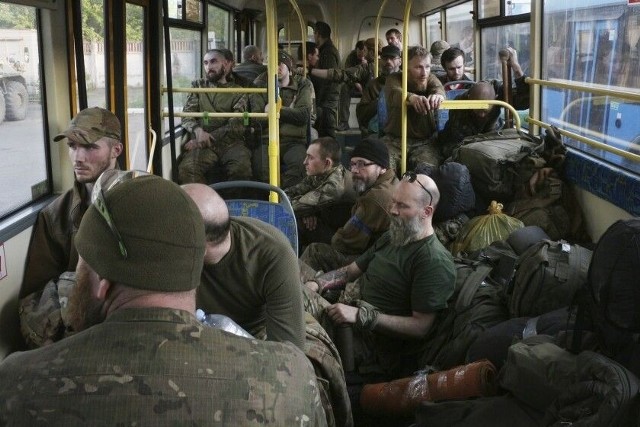 Ewakuacja ukraińskich żołnierzy z zakładów Azowstal