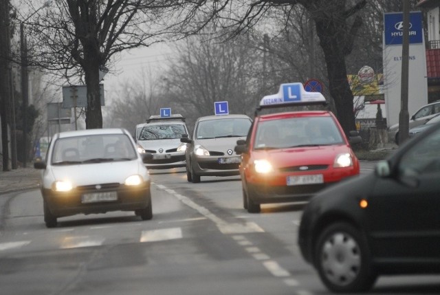 Egzaminatorzy mają sprawdzać między innymi umiejętność hamowania silnikiem, a także odpowiedniego włączania i redukowania biegów.