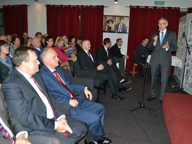 Zagospodarujemy tereny inwestycyjne - zapowiada Krzysztof Maćkiewicz. Z lewej w pierwszym rzędzie słucha Leszek Kawski