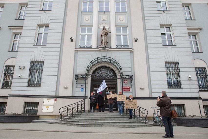 Protest KOD pod tarnowskim sądem