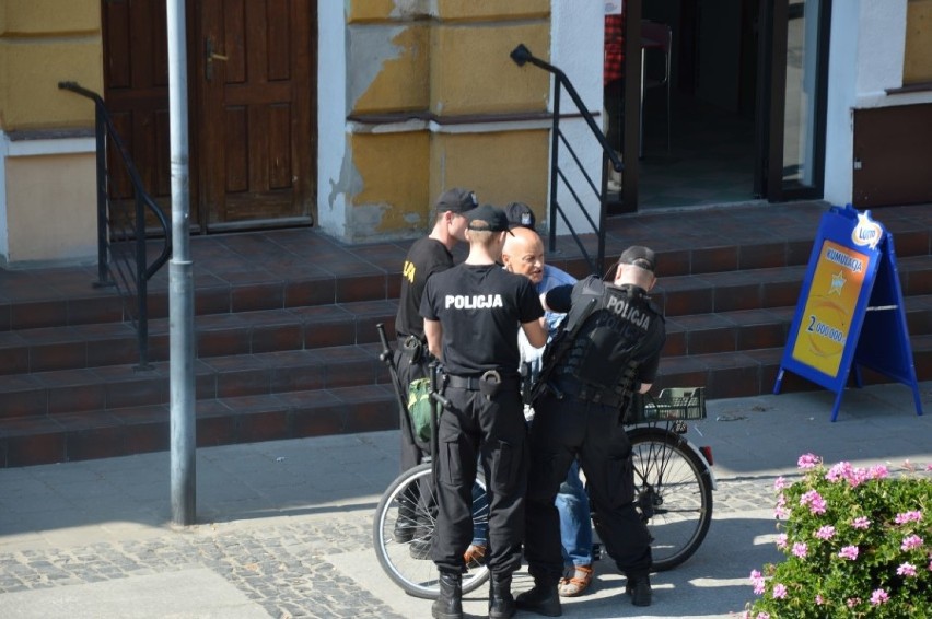 Interwencja policji w Lęborku. Skuli rowerzystę, który jechał w niedozwolonym miejscu