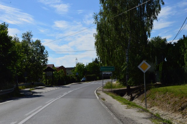 Droga wojewódzka nr 964 na granicy Sierakowa i Dziekanowic