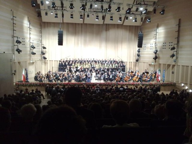 Widzowie zbierający się w głównej sali nowej gorzowskiej filharmonii.