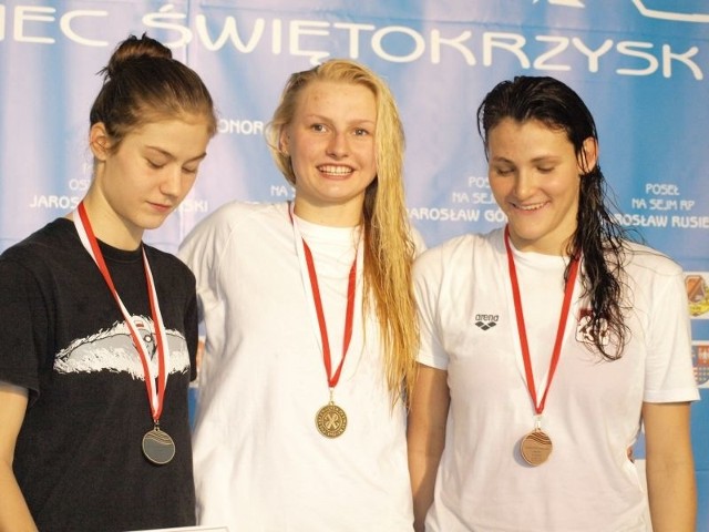 Donata Kilijańska (w środku) ze złotym medalem w konkurencji 400 m kraulem. Po jej prawej stronie- Milena Karpisz, po lewej- Joanna Zachoszcz.
