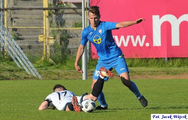 Piłkarze Gwardii Koszalin pokonali na swoim boisku Wierzycę Pelplin 1:0 i zapewnili sobie utrzymanie w gronie trzecioligowców. W 62. minucie na listę strzelców wpisał się Sebastian Ginter.Zobacz także Magazyn Sportowy GK24 (27.05)
