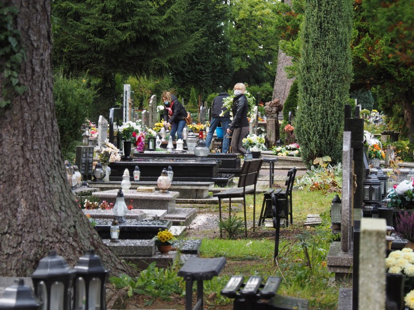 Przygotowania na cmentarzu w Koszalinie
