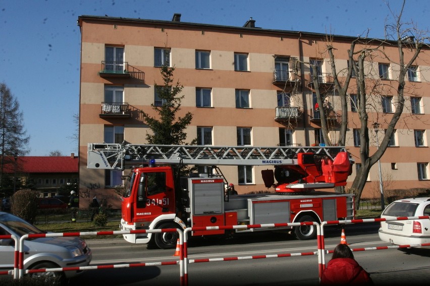 Nowy Sącz. Dziecko uwięziło matkę na balkonie - strażacy w akcji [ZDJĘCIA, WIDEO]