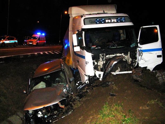 Do groźnego wypadku doszło w poniedziałek w nocy na rondzie w Dobrodzieniu, na skrzyżowaniu drogi krajowej nr 46 z drogą wojewódzką nr 901.