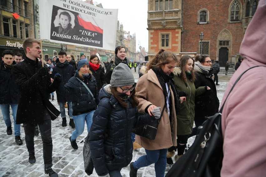 Polonez dla Fredry. Maturzyści zatańczyli na Rynku [MNÓSTWO ZDJĘĆ]