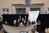 Spektakl o proroku Jonaszu na rynku w Opolu zakończył się wspólnym tańcem [ZDJĘCIA]