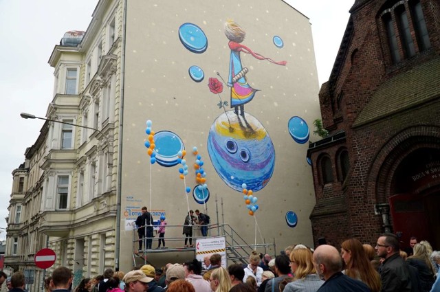 Poznań wzbogacił się o nowy mural. Ten powstał przy ulicy Ogrodowej. Jego pomysłodawcą jest Stowarzyszenie na Rzecz Osób Niepełnosprawnych "Otwarte Drzwi". Przedstawia Małego Księcia. Zobacz zdjęcia z odsłonięcia muralu ----->