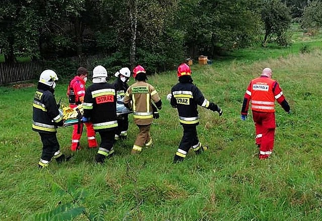 Do wypadku w Hecznarowicach konieczne było wezwanie śmigłowca LPR, który przetransportował poważnie poparzonego 23-latka do szpitala w Siemianowicach. W akcji wzięli udział m.in. strażacy z OSP HecznarowiceZobacz kolejne zdjęcia. Przesuwaj zdjęcia w prawo - naciśnij strzałkę lub przycisk NASTĘPNE