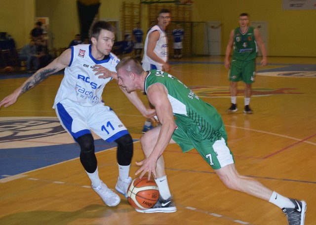 Cezary Gumiński (z piłką) rzucił 15 punktów, a Stal Stalowa Wola dosyć niespodziewanie pokonała Tura Bielsk Podlaski