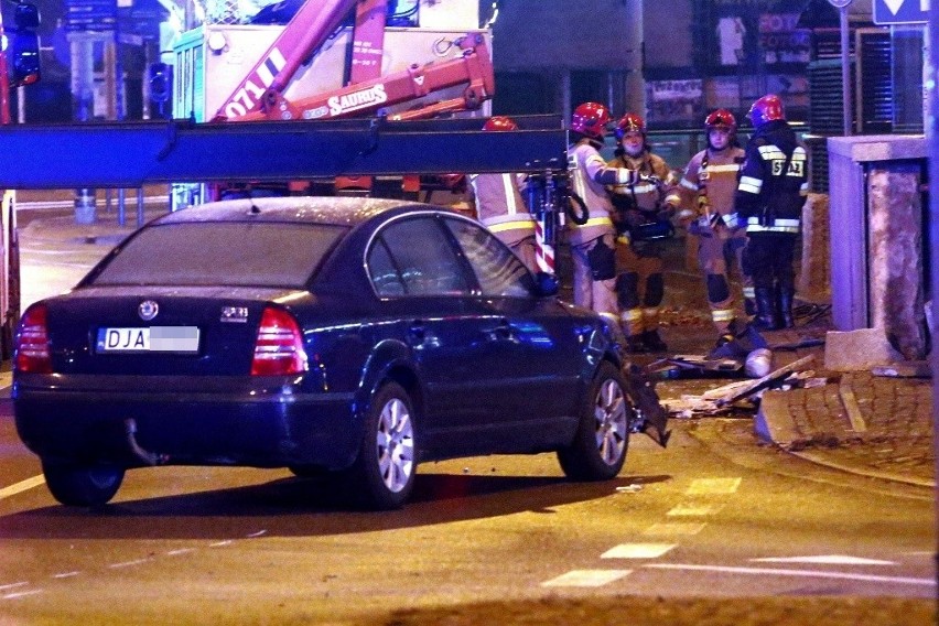 Wypadek na rondzie Reagana we Wrocławiu. Autokar wjechał w przejście podziemne. Jedna osoba nie żyje