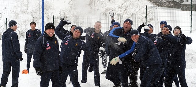 Dobre humery dopisują piłkarzom Pogoni - na przywitanie dostaliśmy śnieżkami.