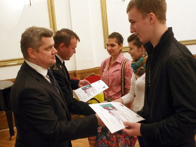 Dyplom i nagrody za zwycięstwo w najstarszej grupie wiekowej odbiera Wojciech Nowak (pierwszy z prawej).