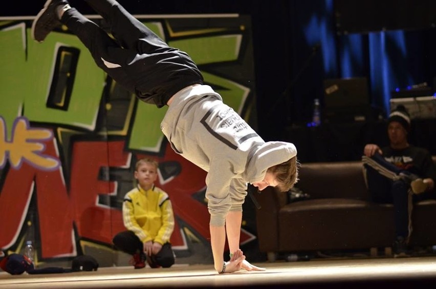 Teraz tak tańczy młodzież. Oto breakdance