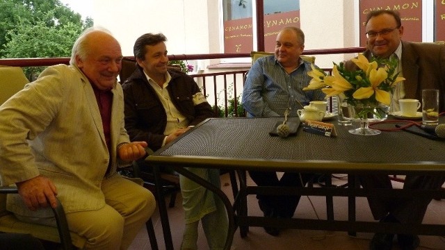Trzej Adamowie: od lewej Czopek, Zdunikowski i Kruszewski oraz Artur Jaroń na tarasie kawiarni Cynamon w Busku.