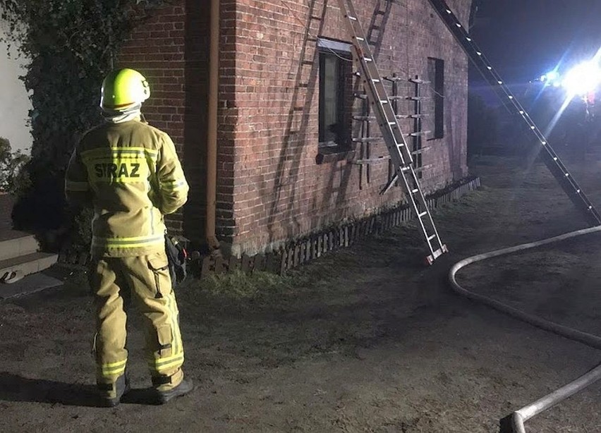 Pożar domu w Żędowicach. Policja podejrzewa, że było to podpalenie. Jeden mężczyzna został zatrzymany