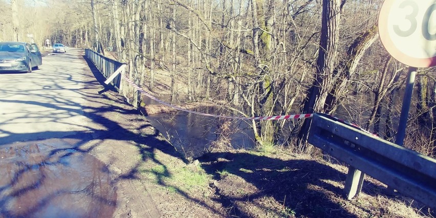 Auto osobowe wpadło do rzeki Drawy w okolicy Starego...