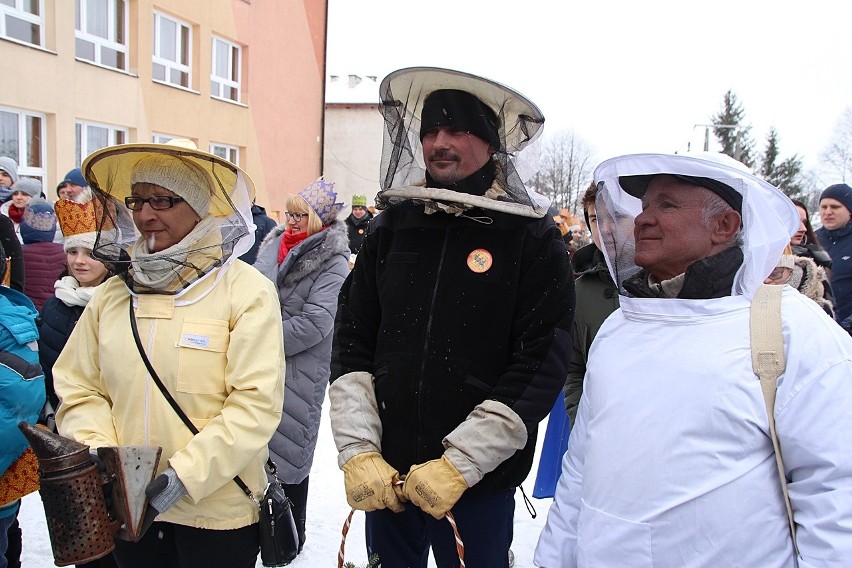 Bobowa. Kilkusetosobowy orszak który poprowadzili Trzej Królowie zmierzał do szopki betlejemskiej