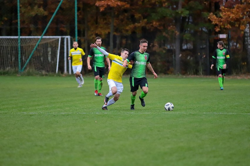 Zespół KS Grabówka (żółte koszulki) wygrał 3:1 z Jasionem i...