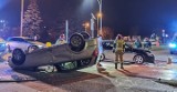 Groźny wypadek w Toruniu. Dachowanie jednego z samochodów - zobaczcie zdjęcia