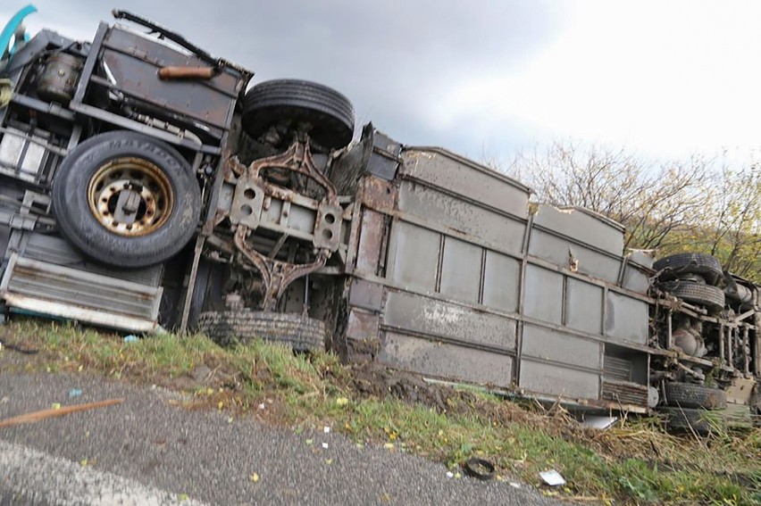 Słowacja: Tragiczny wypadek na trasie Nitra - Jelenec [ZDJĘCIA] Ciężarówka uderzyła w autobus. 13 osób nie żyje, 20 jest rannych