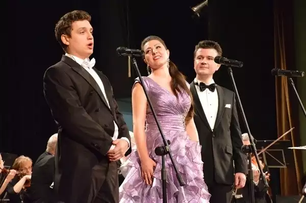 Soliści Adam Kutny – baryton , Ewelina Szybilska – sopran  i  Łukasz Gaj – tenor, oczarowali publiczność pięknymi głosami.