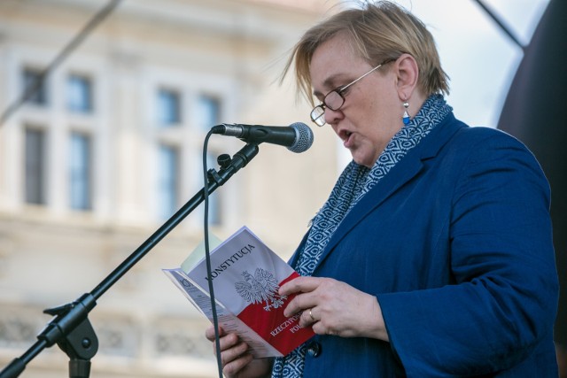 02.04.2017 krakow   rynek glodny demonstracja kod czytanie konsytucji rocznica uchwalenia konstytucji konstytucja polski roza thun fot.anna kaczmarz  / dziennik polski / polska press