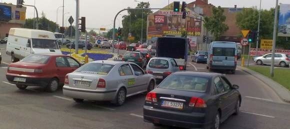 Kierowcy muszą się przyzwyczaić do korków w pobliżu wiaduktu Dąbrowskiego