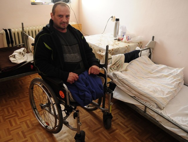 Pan Zbigniew ma 50 lat, od 20 jest bezdomny. Do schroniska w Bydgoszczy trafił kilka dni temu
