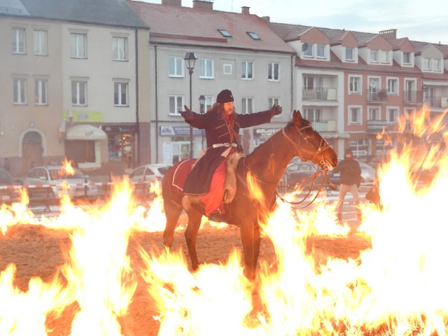 Pięciu jeźdźców ze Stowarzyszenia Miłośników Kawalerii im. 1 Pułku Ułanów Krechowieckich odwiedziło dzisiaj łomżyński Stary Rynek. Odbył się pokaz historyczny potyczki oddziałów powstańczych z kozakami i układania konia w ogniu. Wcześniej, tuż przed godziną 16, goście złożyli kwiaty na „Mokrej łączce”  przy Szosie Zambrowskiej. Prezentacja organizowana jest w ramach 1. zimowego rajdu konnego Szlakiem Powstań Narodowych.