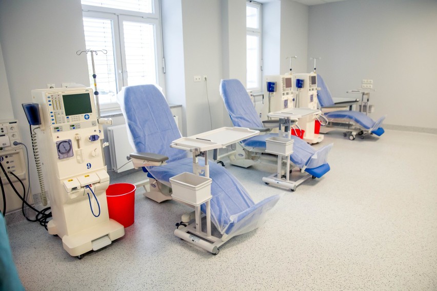 Nowoczesna Stacja Dializ w Uniwersyteckim Szpitalu Klinicznym w Białymstoku już działa. Jest tu 18 stanowisk dla chorych [WIDEO]   