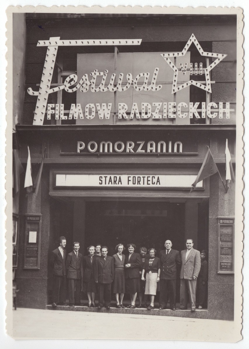 Pamiątkowa fotografia załogi kina „Pomorzanin” podczas...