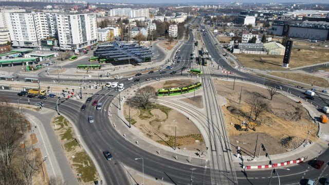 Przebudowa ronda dobiega końca, kierowcom zostały udostępnione wszystkie pasy. W ostatnim czasie, ze względu na nasadzenia zieleni wewnątrz pierścienia ronda, niedostępny był jedynie buspas. Od 1 kwietnia autobusy będą już mogły z niego korzystać. 