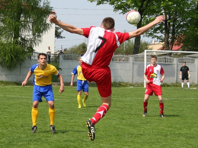 Zaczernie (niebiesko-zólte stroje) pokonalo na swoim boisku Przeworsk 2-0.