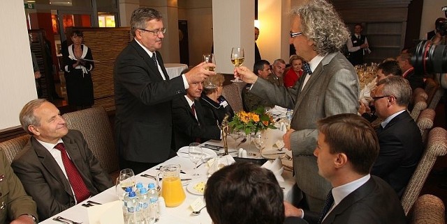 Przed posiłkiem prezydent razem z prezesem Targów Kielce wznoszą symboliczny toast za pomyślność.