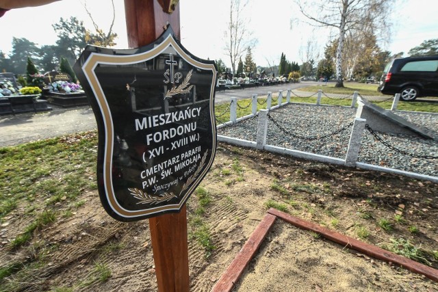 Pochówek szczątków wydobytych podczas prowadzonych prac archeologicznych na płycie rynku w Starym Fordonie odbył się na cmentarzu komunalnym przy ul. Wiślanej.
