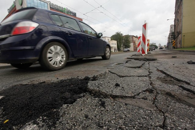 W niedzielny poranek, w wyniku intensywnej ulewy zniszczony został fragment asfaltu na ulicy Jagiellońskiej, na wysokości stacji paliw Statoil.