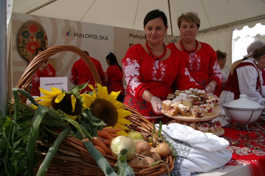 Małopolski Festiwal Smaku zagościł na Rynku w Gorlicach. Gospodynie częstują domowymi smakołykami. Gotuje Andrzej Polan