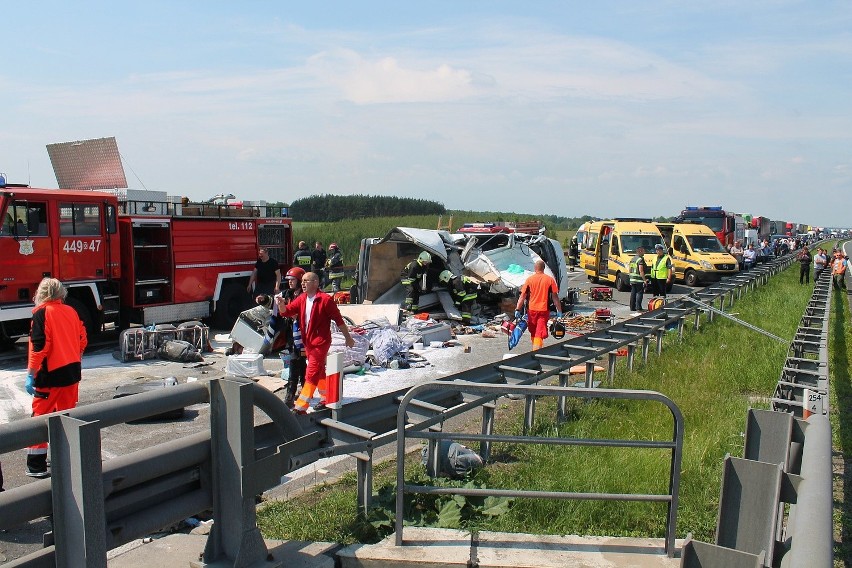 Wypadek na autostradzie A4. Siedmiu Ukraińców jadących busem...