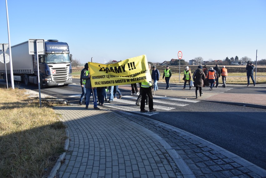 Mieszkańcy Bogumiłowic i Łętowic żądają budowy obwodnicy. To dlatego zablokowali drogę i grożą kolejnymi protestami [ZDJĘCIA]