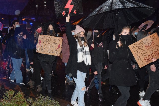 Mimo obfitego deszczu, który padał w czwartkowy wieczór, po raz kolejny na ulice Radomia wyszły kobiety oraz towarzyszący im mężczyźni, którzy protestowali przeciwko decyzji Trybunału Konstytucyjnego w sprawie zaostrzenia przepisów aborcyjnych. Uczestnicy i uczestniczki wyruszyli z Alei Grzecznarowskiego (sprzed siedziby Prawa i Sprawiedliwości). Następnie przeszli ulicami Śródmieścia, aby ponownie udać się pod radomskie biuro partii rządzącej. W czwartkowej akcji uczestniczyło kilkaset osób. Podobne spacery mają być kontynuowane. Zobaczcie zdjęcia z tego wydarzenia! 