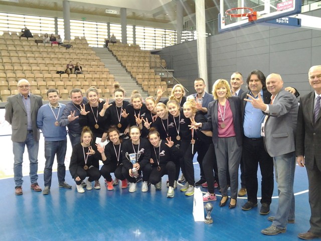 Koszykarki MUKS Poznań i ich opiekunowie z brązowymi medalami MP do lat 22