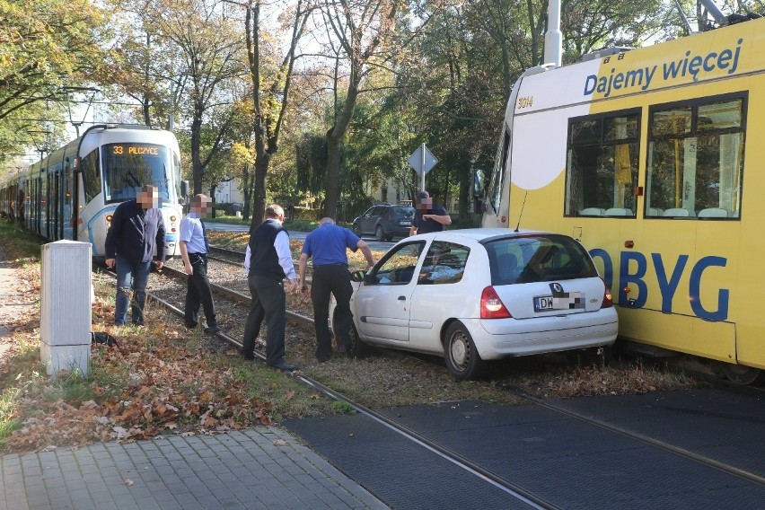 Pasażerowie tramwaju pomogli zepchnąć samochód na bok,...